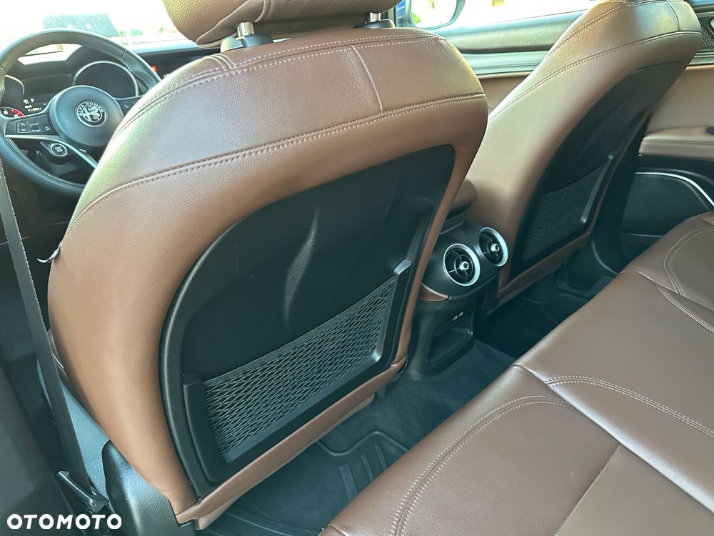 Alfa Romeo Stelvio 2.0 Turbo 16V AT8-Q4 Ti - 30