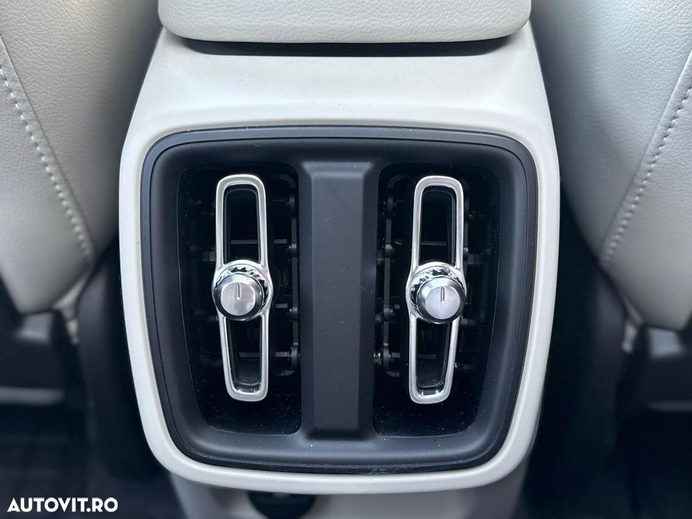 Volvo XC 40 B4 AT FWD MHEV Plus Dark - 26