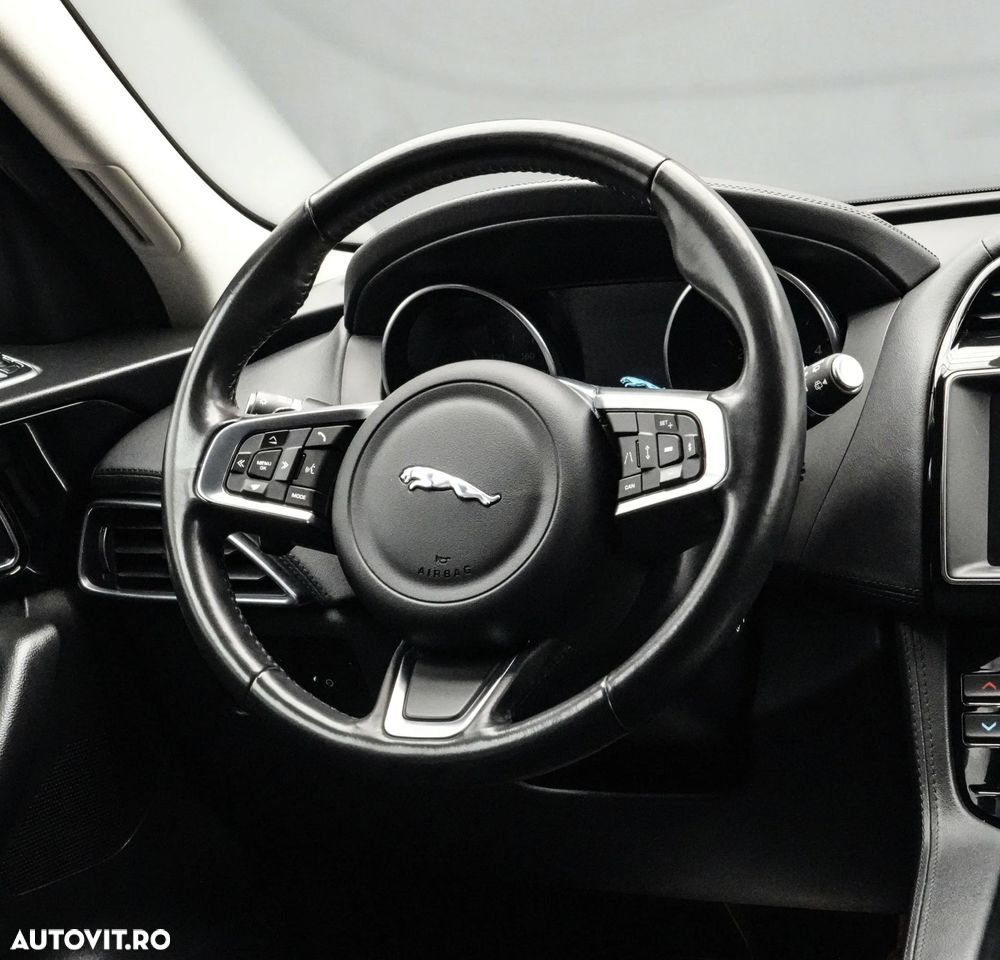 Jaguar F-Pace 20d Aut. Prestige - 18