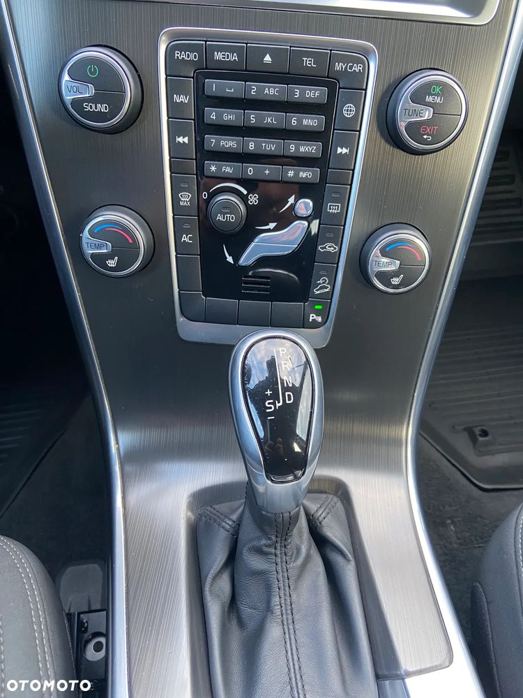 Volvo XC 60 D4 AWD Momentum - 11