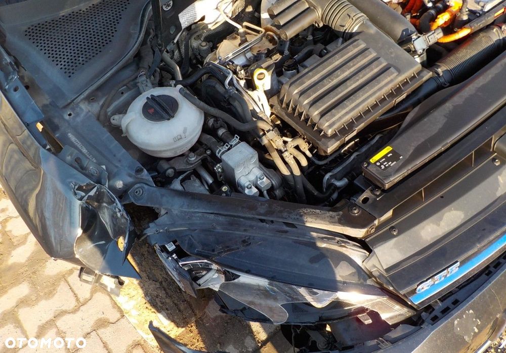 Volkswagen Golf - 6
