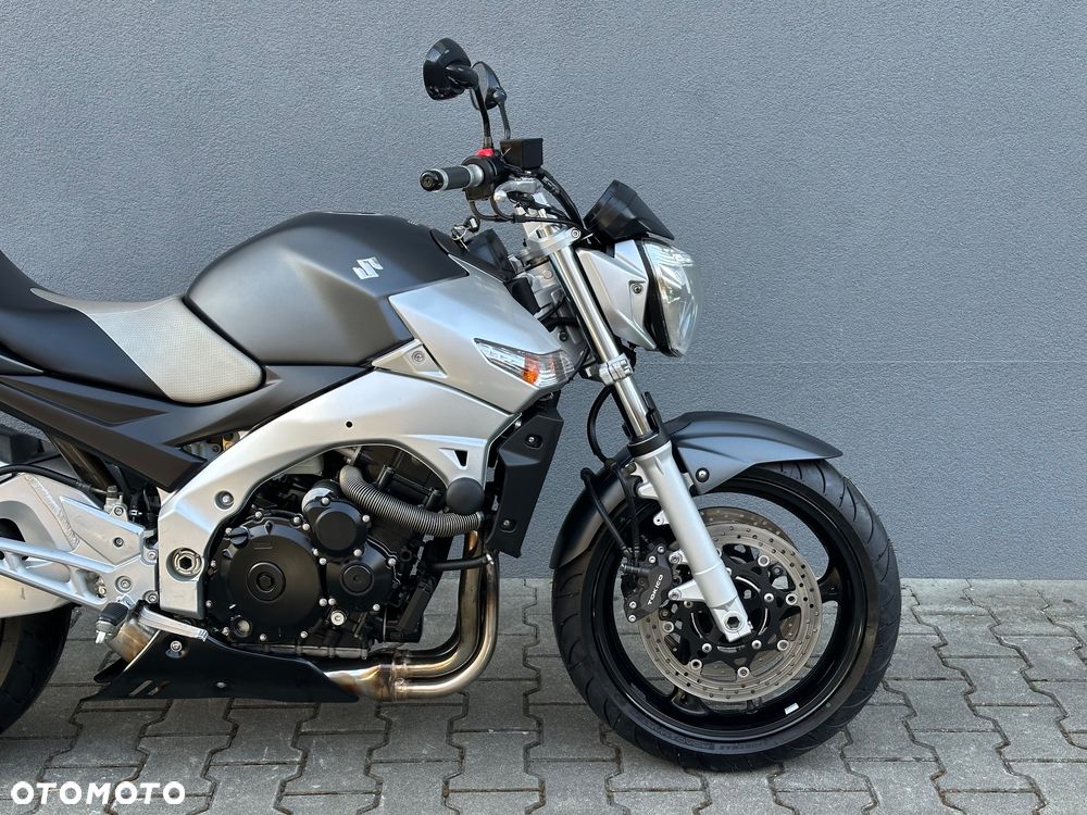 Suzuki GSR - 11