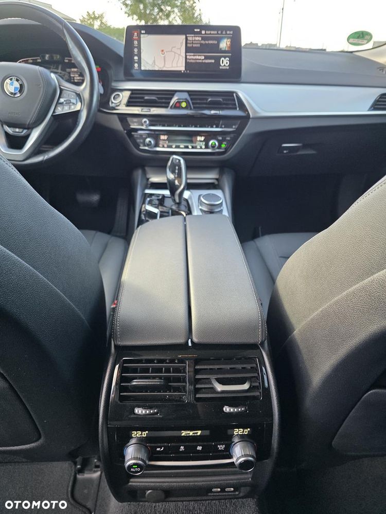 BMW Seria 5 520d xDrive mHEV - 17