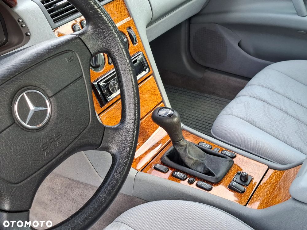 Mercedes-Benz Klasa E 240 Classic - 22