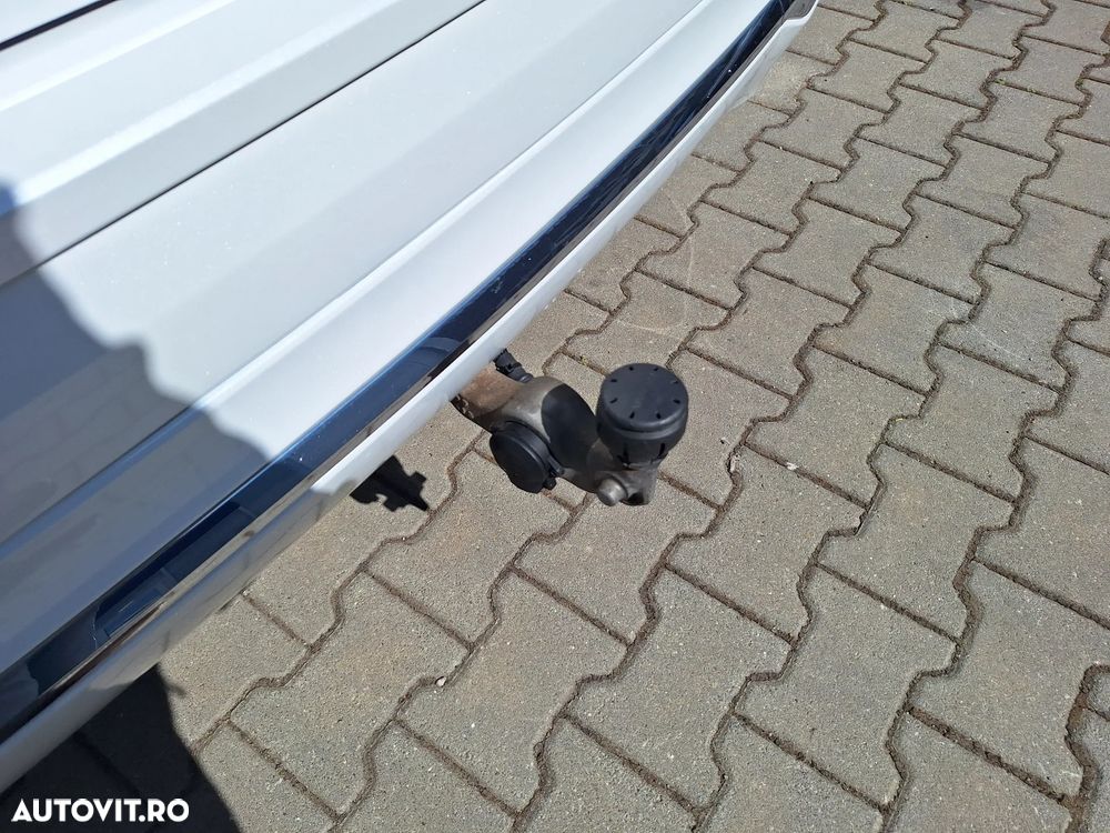 Volvo XC 60 B4 MHEV AT AWD Plus Dark - 37