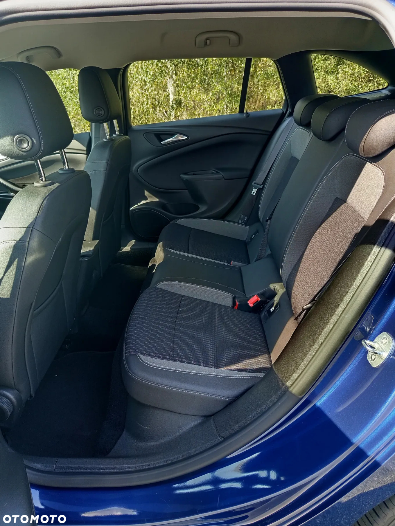 Opel Astra V 1.2 T Elegance S&S - 12