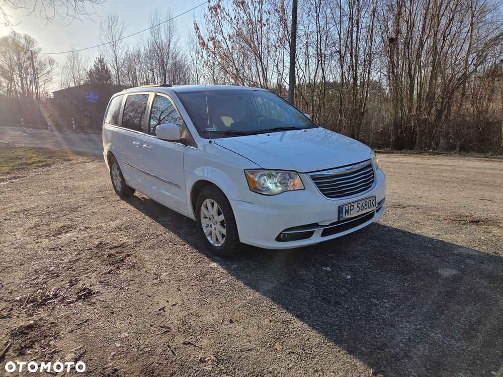 Chrysler Town & Country - 4