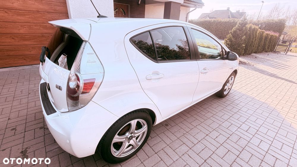 Toyota Prius (Hybrid) - 13