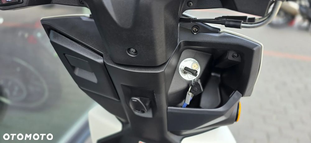 Suzuki Avenis - 20