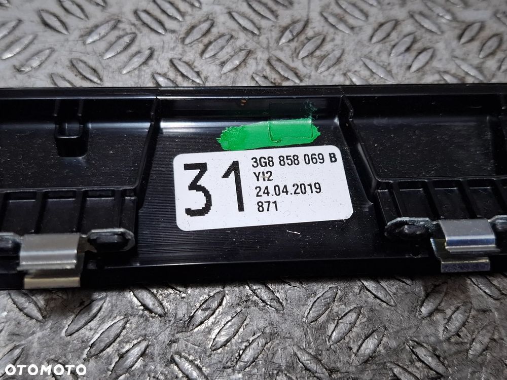 Ramka ekranu osłona dekor radia nawigacji wyświetlacza Volkswagen Passat B8 rok 2019 nr 3G8858069B - 2