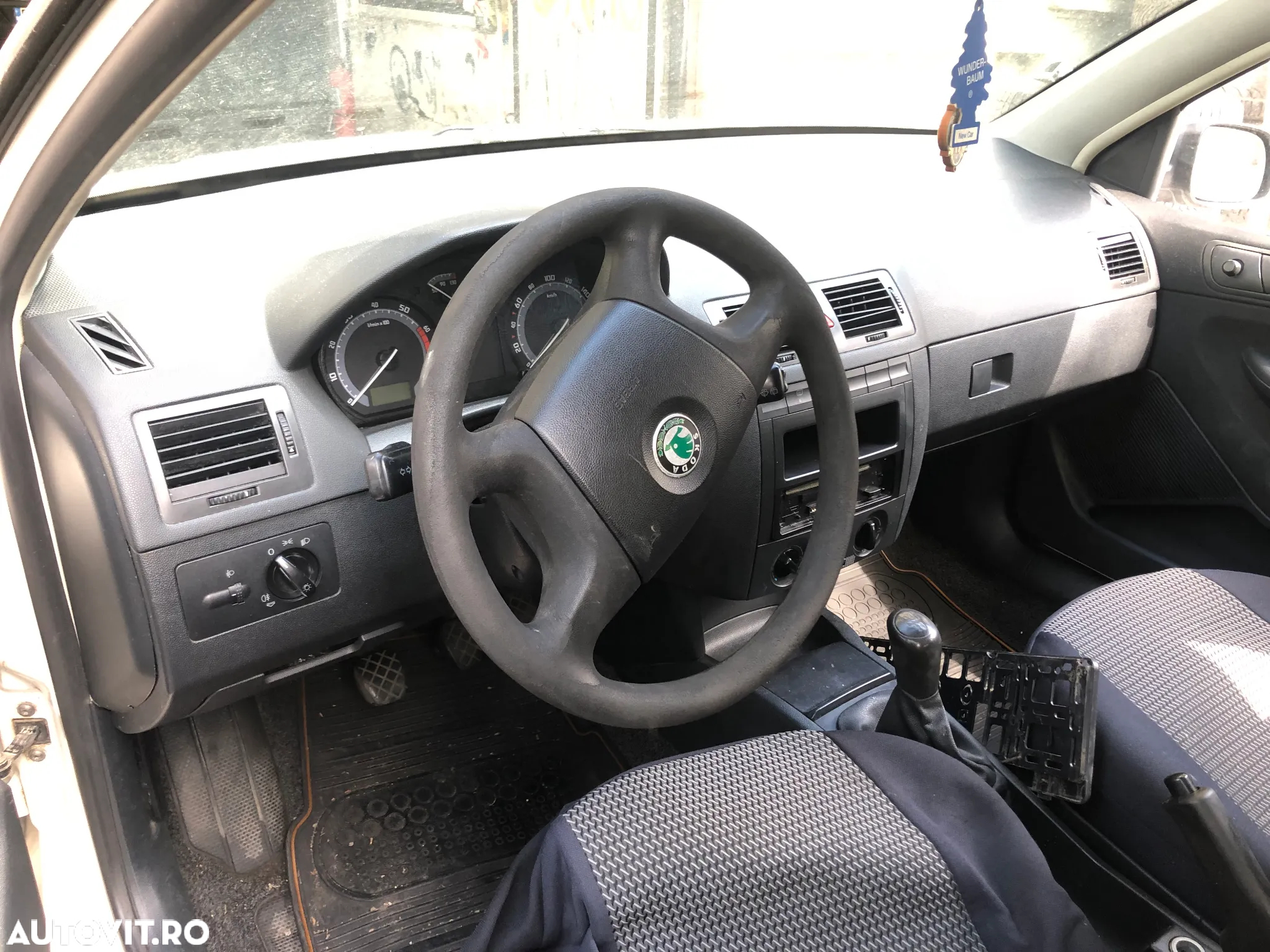 Dezmembrez Skoda Fabia 1 facelift 1.2 benzina BME BMD alb 2006 - 7