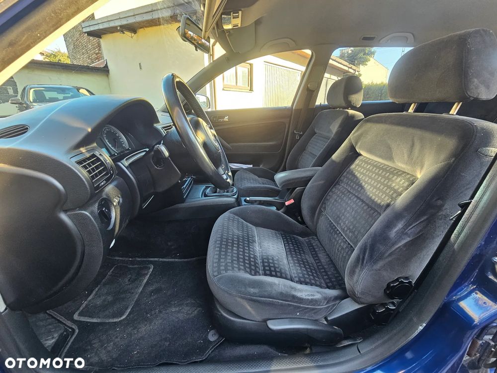 Volkswagen Passat 1.9 TDI Comfortline - 24