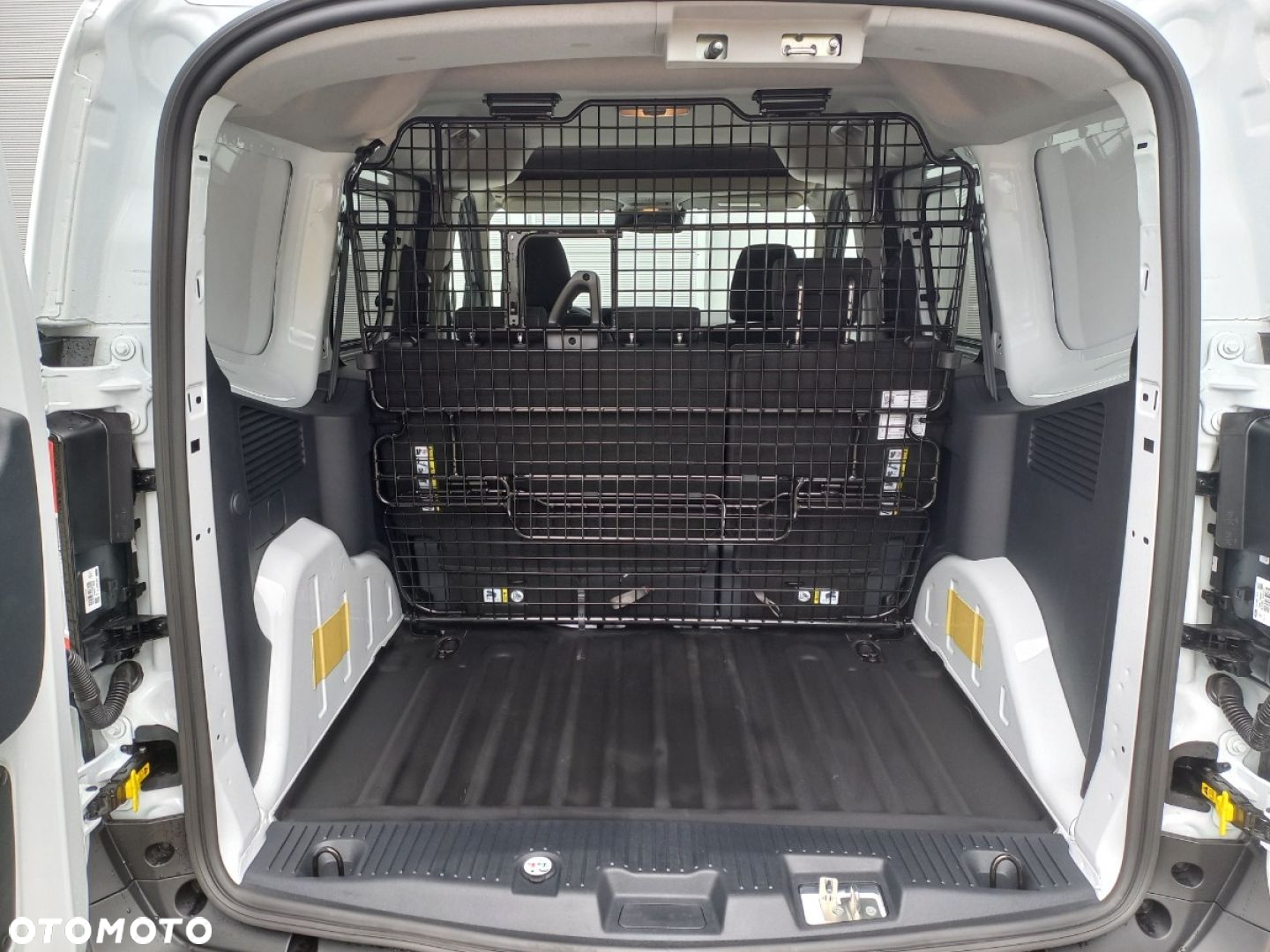 Ford Transit Courier - 14