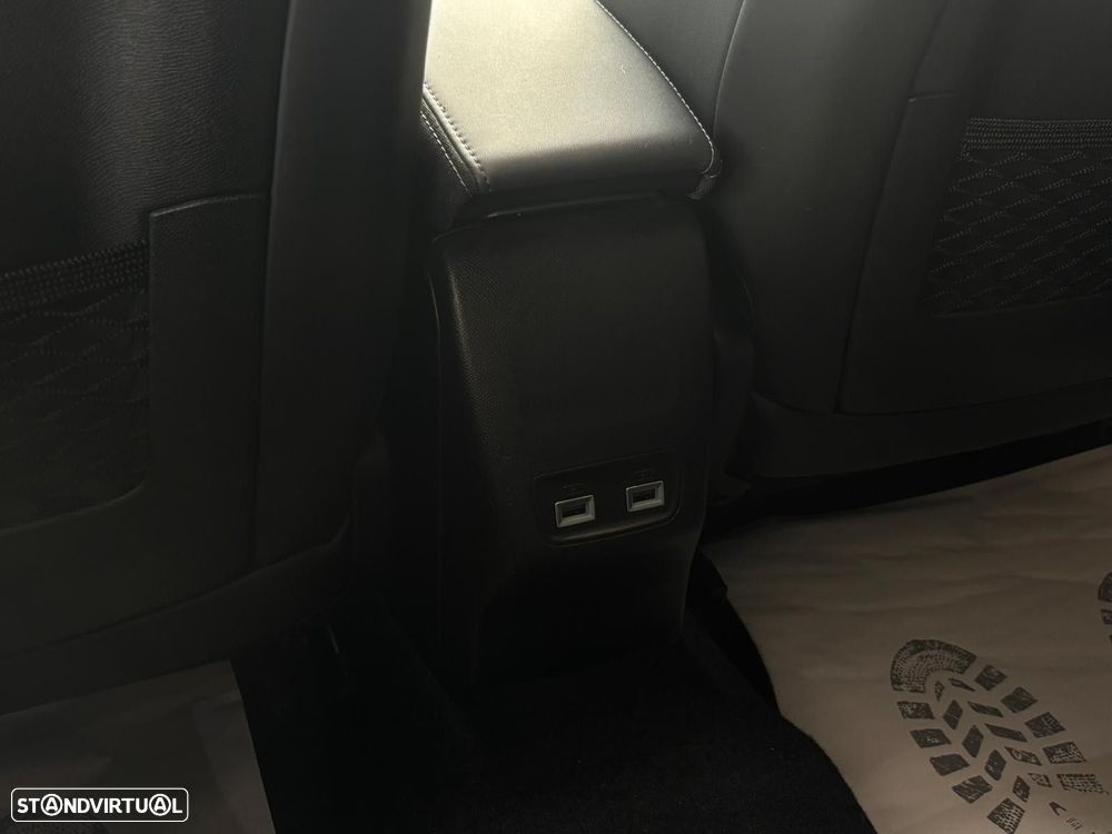 Peugeot e-2008 50 kWh GT - 41