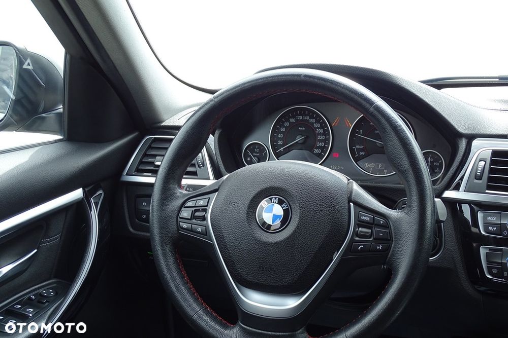 BMW Seria 3 320d xDrive Luxury Line sport - 33