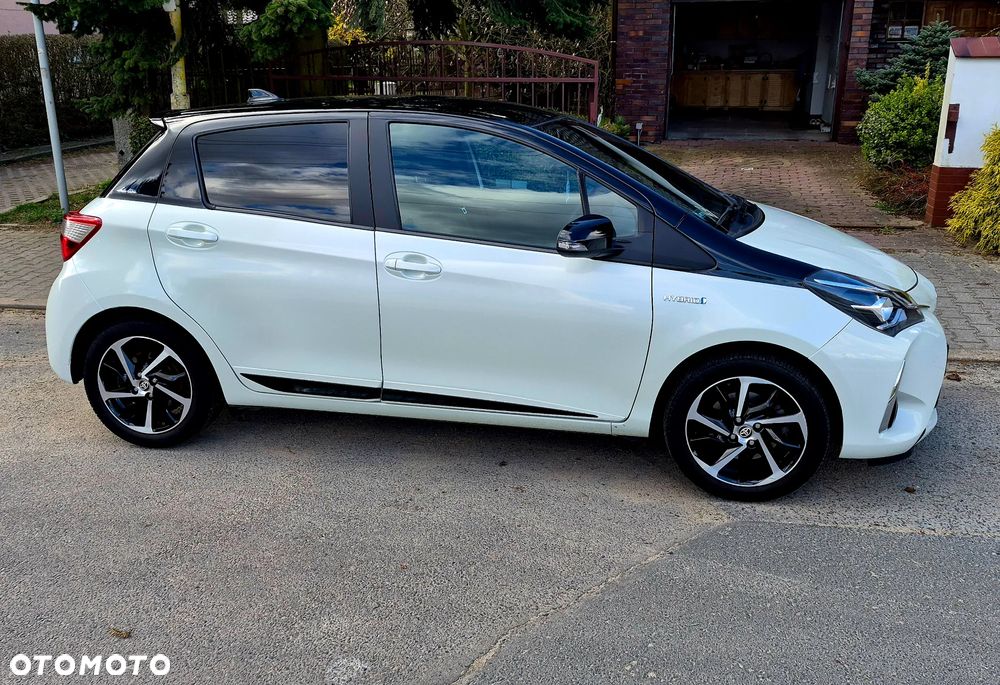 Toyota Yaris Hybrid 100 Selection - 4