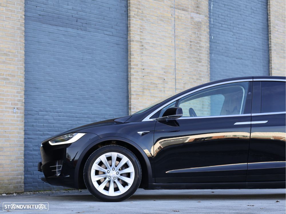 Tesla Model X 90D - 15