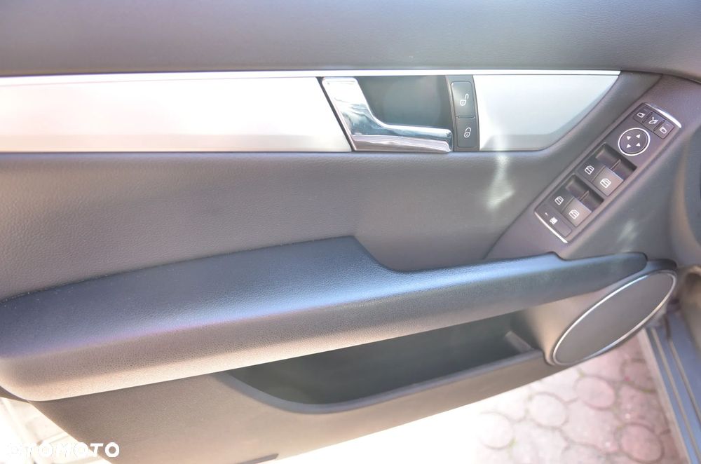 Mercedes-Benz Klasa C 180 CGI BlueEff Avantgarde - 9