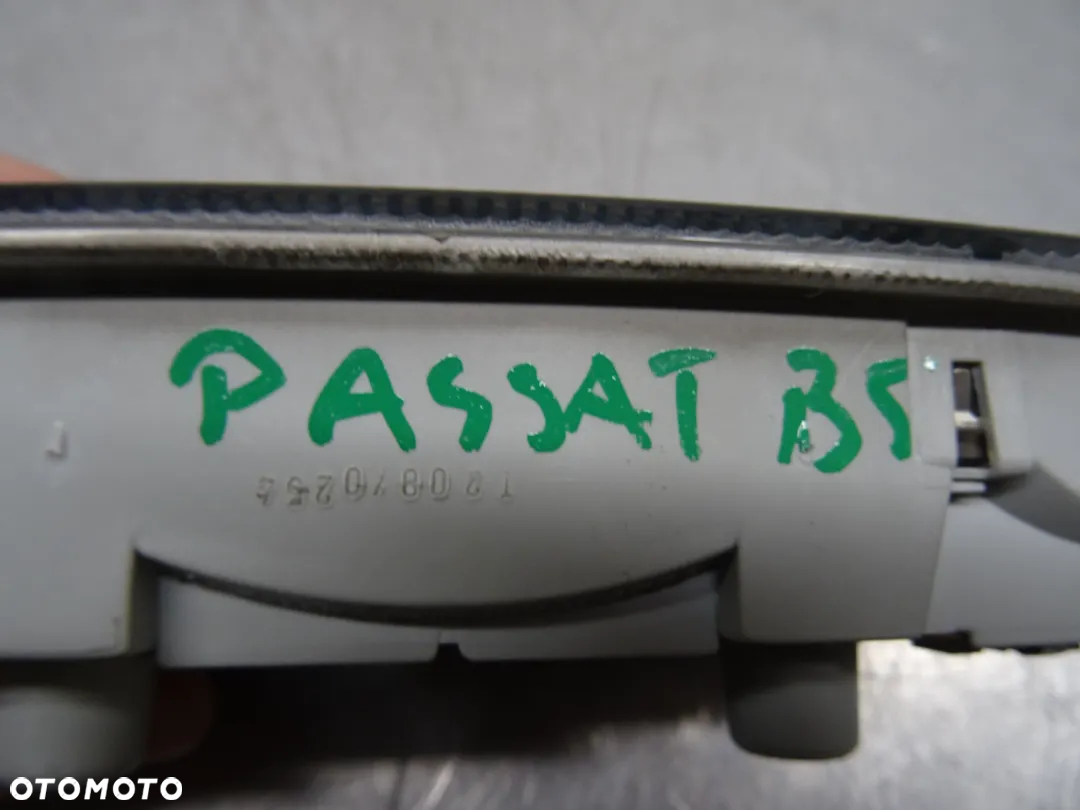 PASSAT B5 FL SEDAN 1.9TDI LAMPKA PODSUFITKI 3B0947105 - 2
