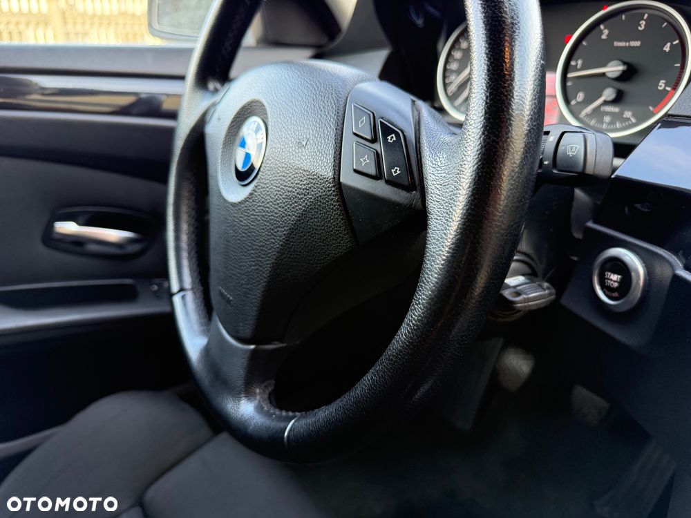 BMW Seria 5 525d - 32