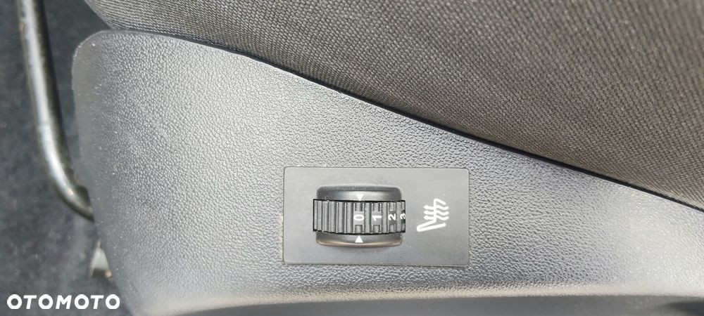 Peugeot 208 - 8