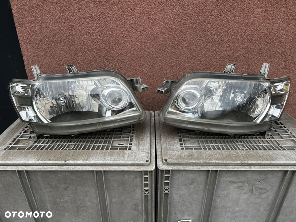Lampa przednia DAIHATSU MATERIA KOMPLET EUROPA ORYGINALNE