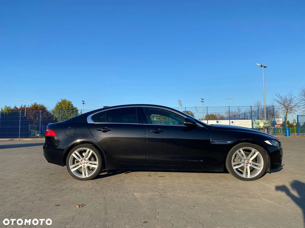 Jaguar XE 2.0 T Prestige - 3
