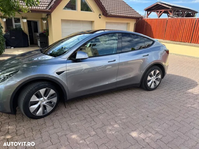 Tesla Model Y - 4