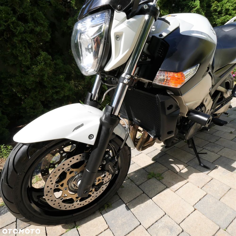 Suzuki GSR - 12