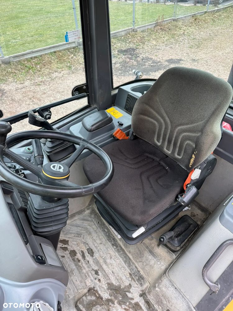 Volvo L 28 F - 11