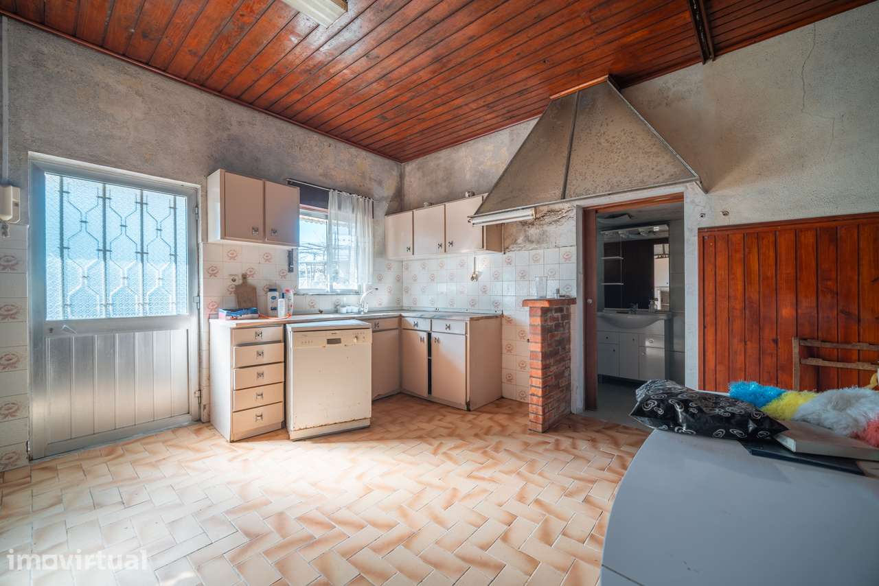 Moradia inserida numa área total de terreno de 2.643 m², em Galegos Sa - Grande imagem: 4/44