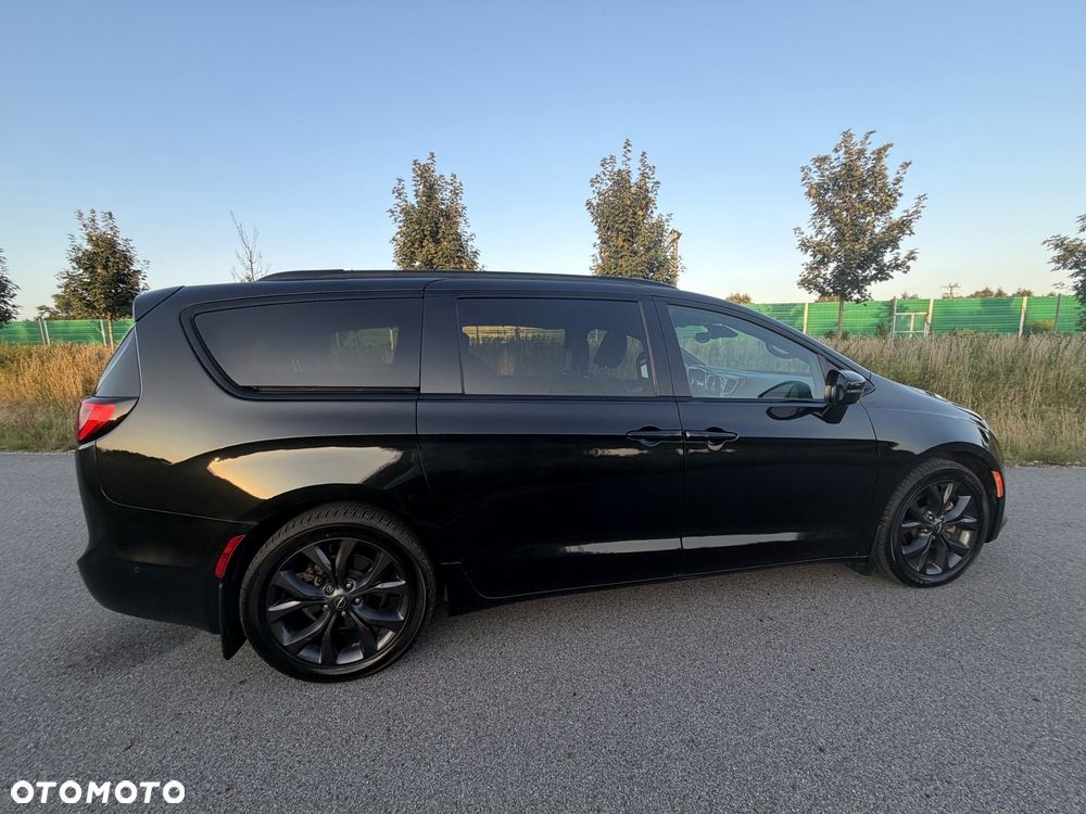 Chrysler Pacifica - 5