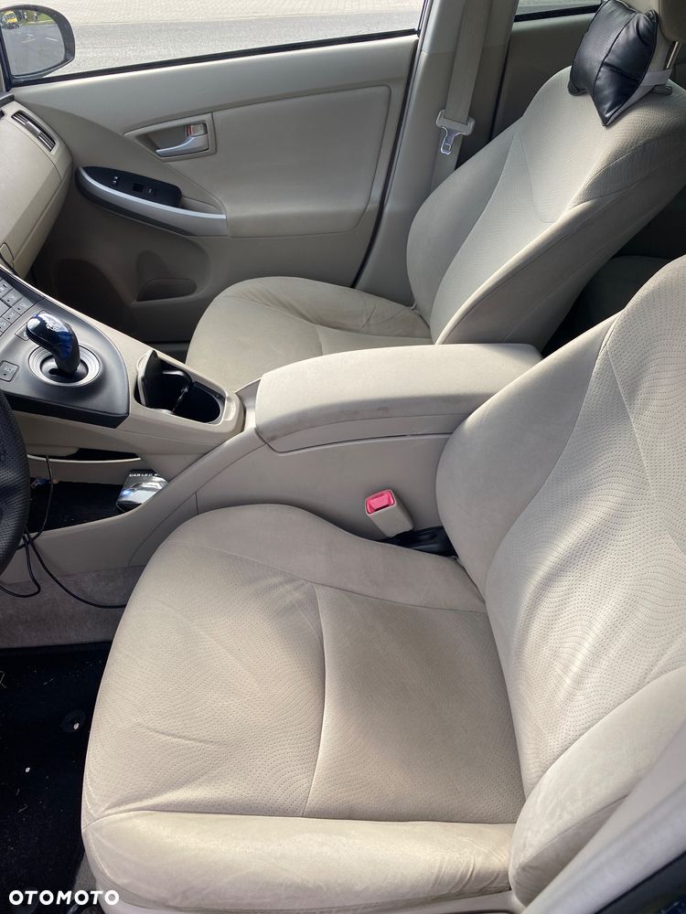 Toyota Prius (Hybrid) - 12