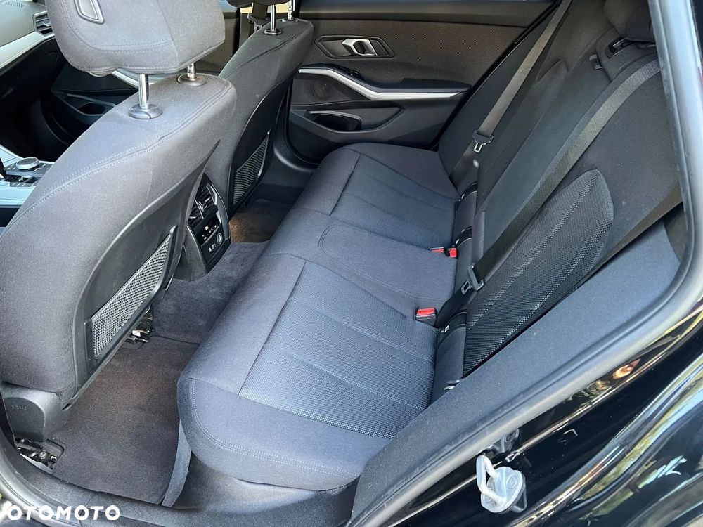 BMW Seria 3 320d xDrive - 33