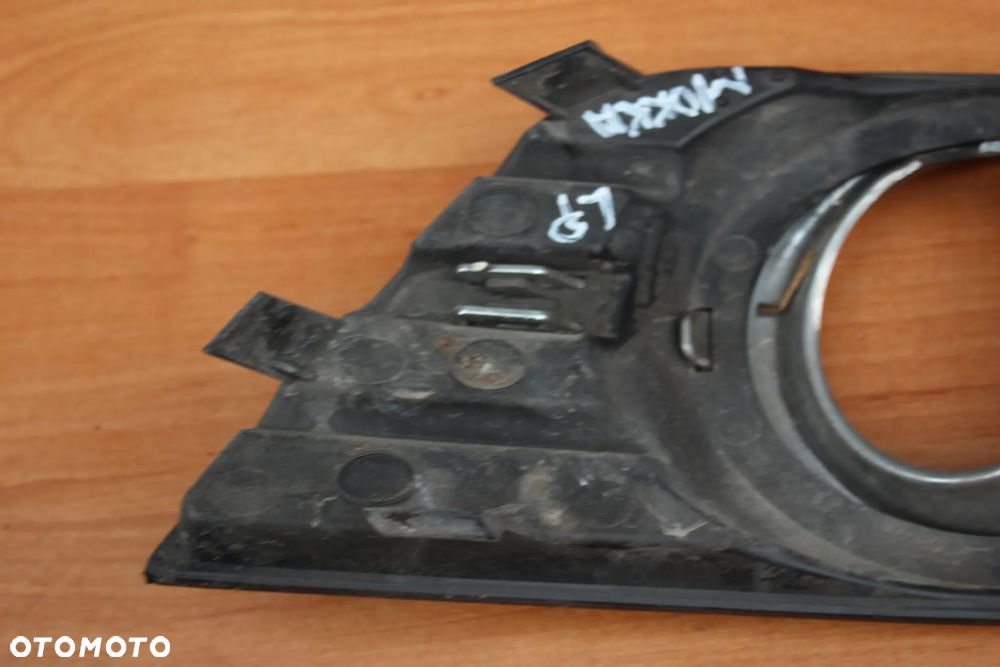 KRATKA RAMKA HALOGENU ZDERZAKA LEWA LEWY PRZÓD CHROM OPEL MOKKA 95470234 - 8