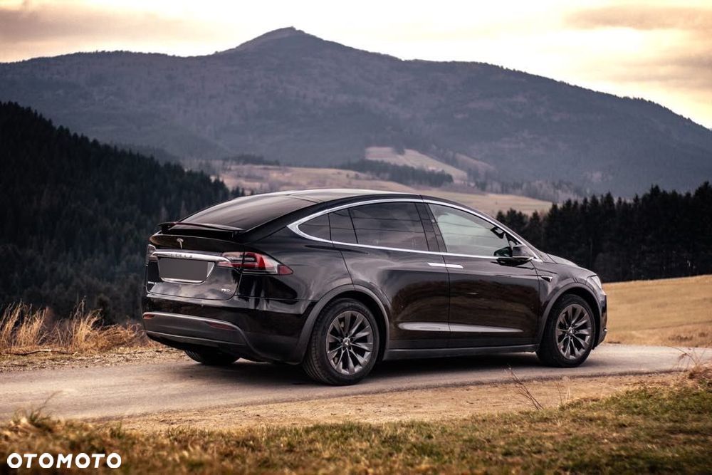 Tesla Model X - 13