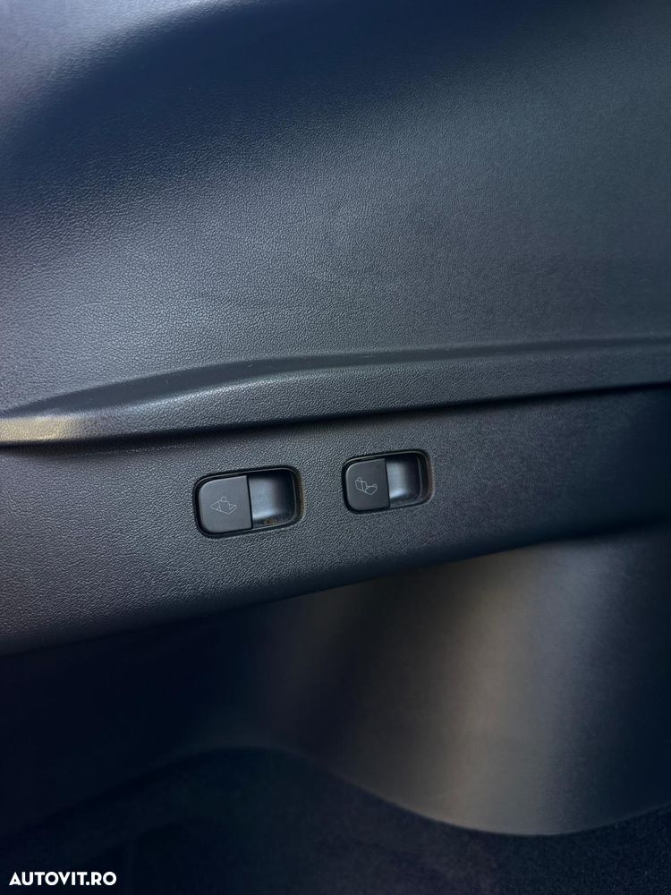 Tesla Model Y Long Range Dual Motor AWD - 22
