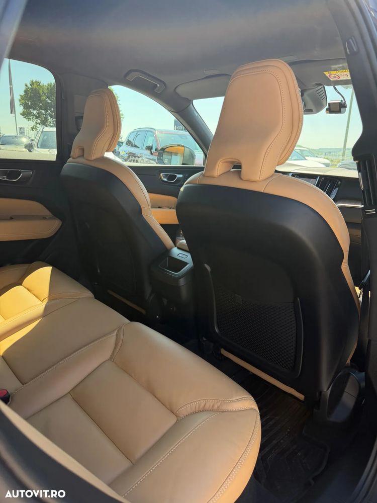 Volvo XC 60 B5 AT AWD MHEV Plus Dark - 11