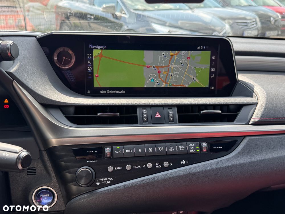 Lexus ES 300h F Sport - 36
