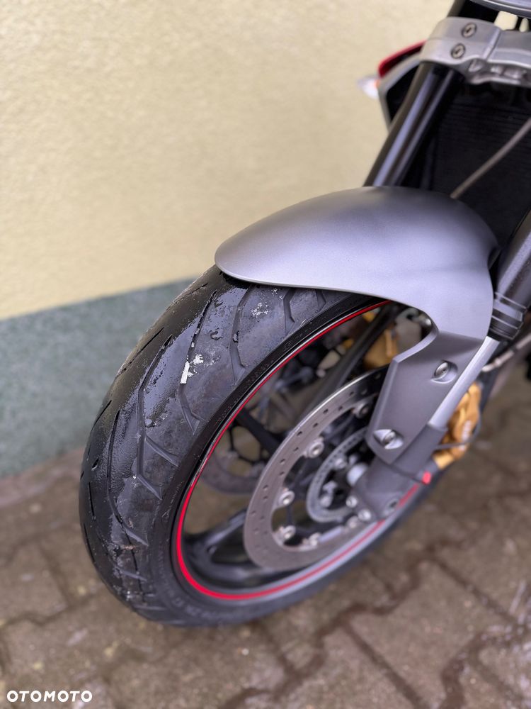 Triumph Street Triple - 29