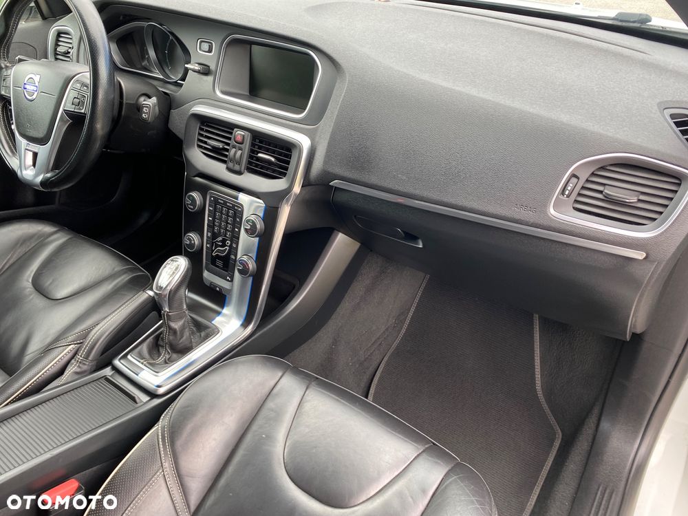 Volvo V40 D2 R Design - 16