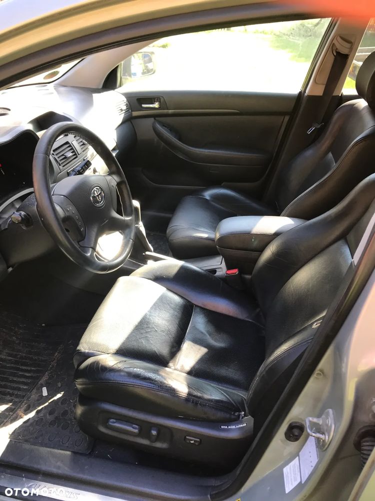 Toyota Avensis 2.0 D-4D Combi Executive - 5