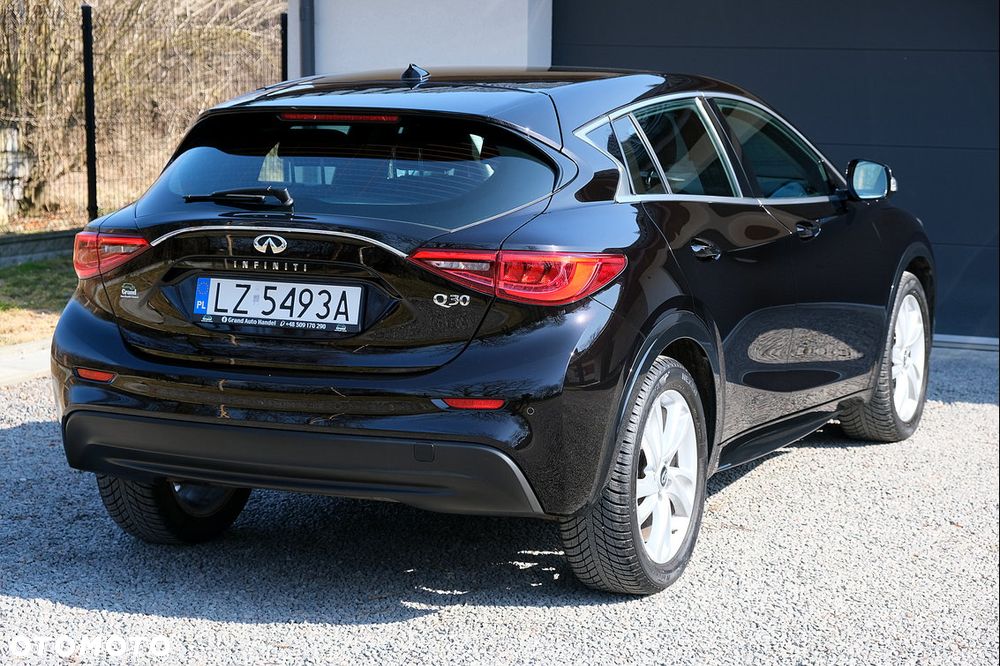 Infiniti Q30 - 9
