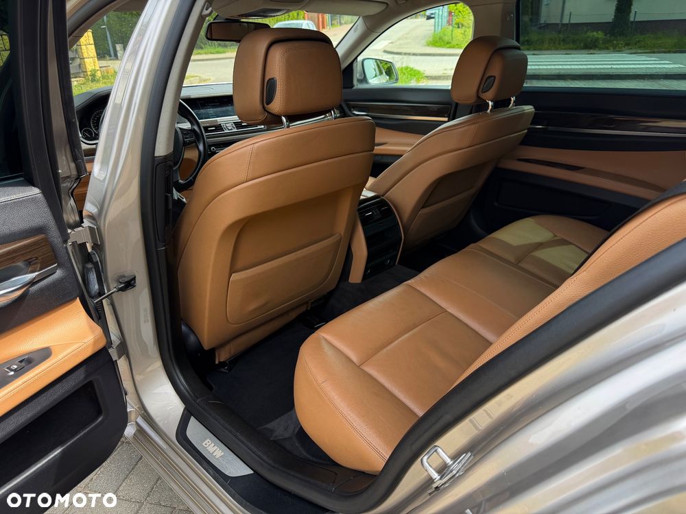 BMW Seria 7 740d xDrive - 23