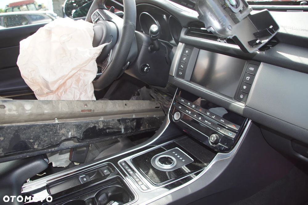 Auto na części 692106889 Jaguar XF X260 2017 2.0 d aj200 204DTA 180 km skrzynia ZF 8HP45 Santorini Black drzwi prawe błotnik lampa grill silnik skrzynia biegów klapa fotele lampy dpf  szyba lusterko deska wybierak pokrętło selektor skup aut - 31