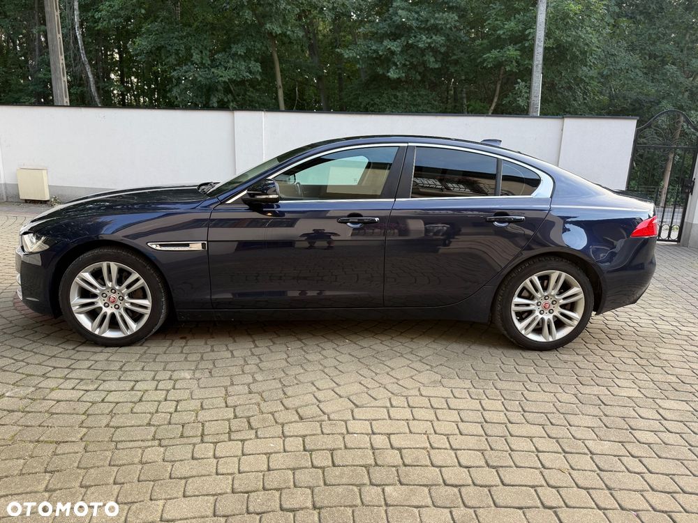 Jaguar XE 25t AWD Prestige - 4