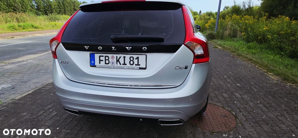 Volvo V60 D6 AWD Plug-in Hybrid R-Design Momentum - 4