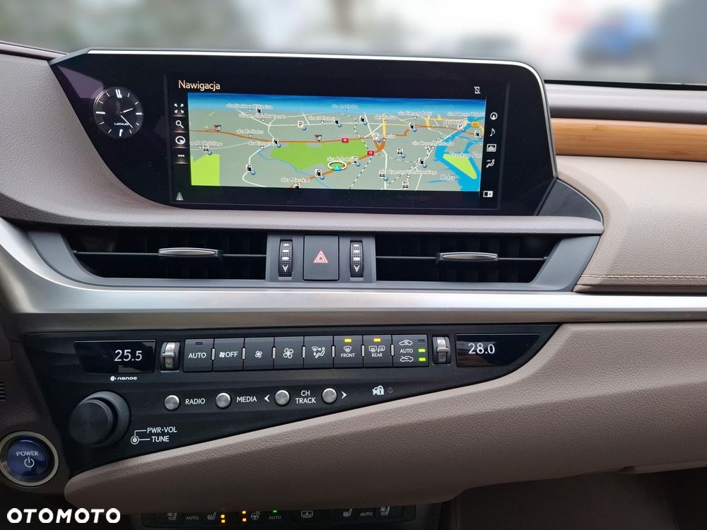 Lexus ES 300h Omotenashi - 21