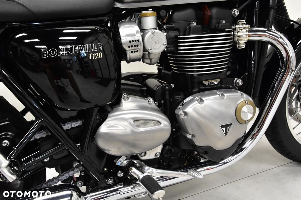 Triumph Bonneville - 25