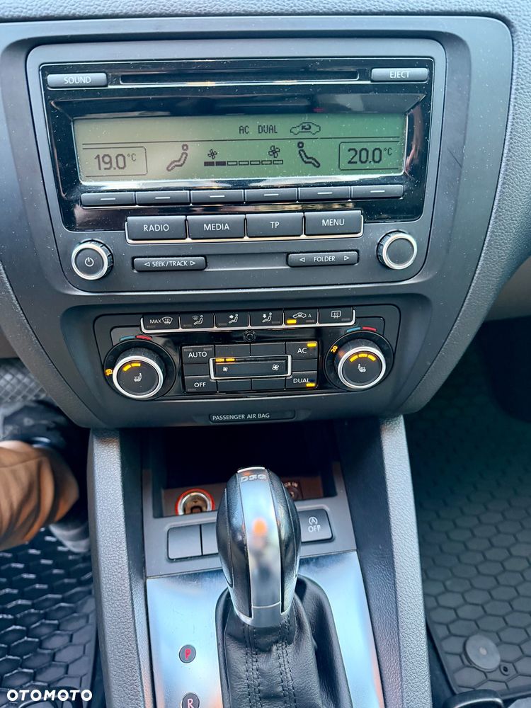 Volkswagen Jetta 1.6 TDI Highline DSG - 12